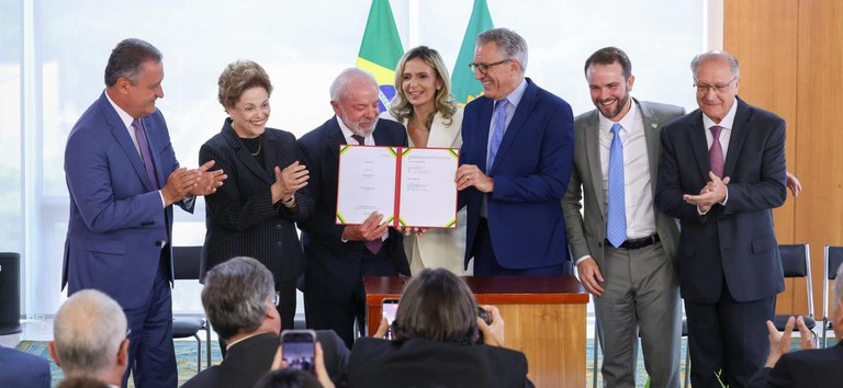 Governo Federal e BRICS assinam contrato para construção do primeiro hospital inteligente público do Brasil.